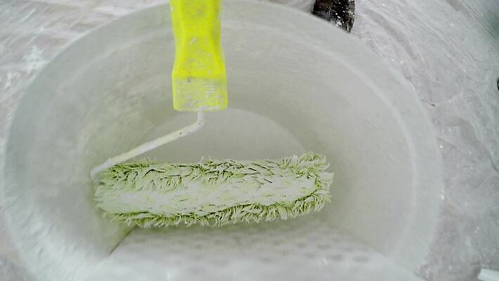 직업 벽 컬러 백그라운드 컨셉 노동자 아파트 주택 실내 손잡이 미술 사람 사람없음 내부 장식 초록색 인테리어 노란색 우주 페인트 방 장비 흰색 공구 잡기 붓 업무 수리 닫기 천장 그림 롤 롤러 화가 부활 팔 계약자 공예가 업그레이드 1인칭시점 4K MP4 해외동영상 클립영상 디자인 시선 모션 문화예술 건물 신체부위 도구 작업 계약 동영상 파일형식