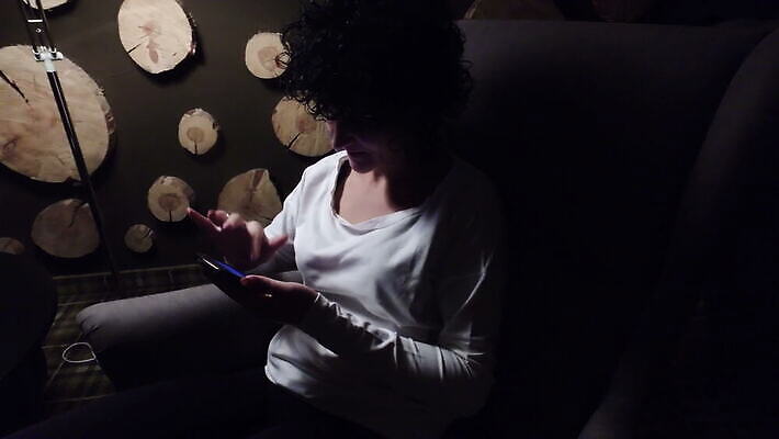 백인 모델 1 라이프스타일 손 응시 여자 얼굴 백그라운드 생각 한명 사람 앉기 성인 스마트폰 핸드폰 청춘 뷰티 머리 어둠 외침 분노 관찰 잡기 입 연결 불안 전화기 만족 싱글 안락의자 부름 팔 4K MOV 해외동영상 클립영상 서양인 시선 감정 컨셉 의자 모션 생활 신체부위 전자제품 스마트기기 소리 동영상 파일형식