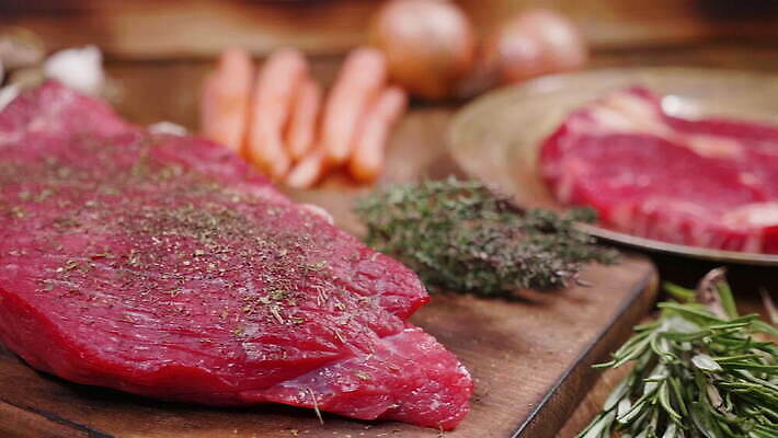 동물 접시 잡화 음식 조각 백그라운드 다이어트 채소 양파 건강 마늘 육류 돼지고기 스테이크 요리 비프스테이크 사람없음 빨간색 주방 식당 식사 당근 소고기 신선 혈액 그릴 바비큐 자르기 날것 슬라이스 후추 로즈메리 내추럴 단백질 식용 4K MOV 해외동영상 클립영상 식기 컬러 식재료 모션 주방용품 뿌리채소 서양음식 상점 허브 향신료 동영상 영양소 파일형식