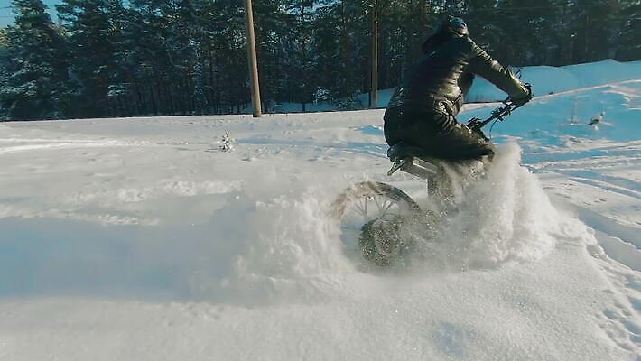 남자 스포츠 겨울 모션 한명 야외 자전거 힘 운전 에너지 오토바이 승차 숲 헬멧 모터 라이더 바이크레이서 바이킹 베터리 산악자전거 MOV 해외동영상 슬로모션 클립영상 1 계절 촬영기법 사람 바이크 보호장비 동영상 파일형식