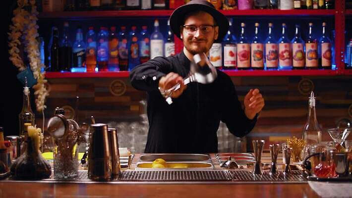 백인 직업 라이프스타일 남자 음료 비즈니스 유리 놀이 실내 미소 사람 파티 얼음 추위 마술사 알코올 신선 업무 칵테일 바 야간 서비스 클럽 준비 상쾌 만들기 바텐더 철강 스타일 힙스터 유흥 셰이커 4K MP4 해외동영상 클립영상 자연요소 서양인 패션 감정 모션 재질 주류 표정 이벤트 내부 생활 마술 작업 동영상 파일형식