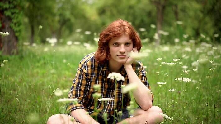 백인 모델 1 라이프스타일 응시 공원 남자 꽃 유럽 포즈 한명 사람 앉기 소년 잔디 성인 야외 10대 시원함 생강 빨간머리 몽상가 스타일 힙스터 MP4 해외동영상 슬로모션 클립영상 서양인 식물 헤어스타일 시선 공공시설 패션 나라 어린이 채소 모션 청소년 촬영기법 생활 동영상 파일형식