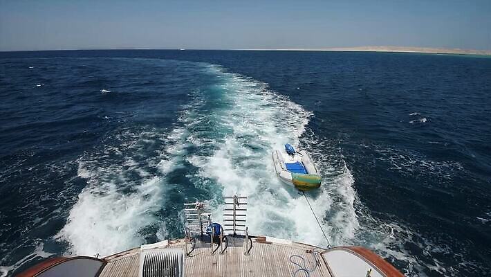 바다 여행 포즈 요트 사다리 모션 하늘 휴가 항해 사람없음 물 여름 파란색 기쁨 흰색 보트 고급 큼 갑판 함선 견인 단계 철책 수평선 MP4 해외동영상 클립영상 자연요소 계절 감정 컬러 컨셉 배_교통 도구 크기 동영상 파일형식
