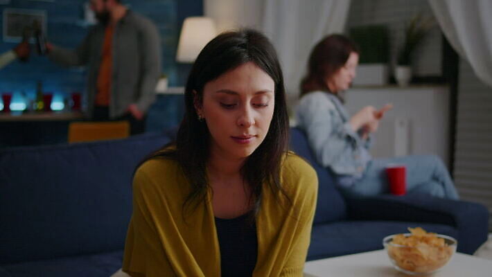 학생 라이프스타일 여자 남자 행복 얼굴 음료 음악 거실 유리 휴가 아파트 주택 맥주 함께함 사람 사람없음 친구 청춘 뷰티 파티 우정 기쁨 방 모임 마시기 축하 알코올 생일 그룹 야간 저녁 주말 세대 유흥 4K MOV 해외동영상 클립영상 자연요소 기념일 감정 컨셉 관계 모션 재질 문화예술 주류 이벤트 건물 생활 신체부위 동영상 파일형식