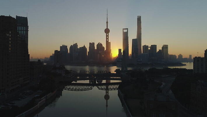 실루엣 아시아 여행 비즈니스 건축양식 아침 안테나 파노라마 사람없음 건물 금융 강 도시풍경 사무실 햇빛 태양 일출 탑 맑음 고층빌딩 중국 일몰 새벽 도시 도심 상하이 상승 지역 스카이라인 빛망울 드론 랜드마크 4K 설정숏 MOV 해외동영상 클립영상 주간 자연요소 건축물 건축 나라 컨셉 통신 날씨 촬영기법 풍경 빌딩 경제 빛 노을 동영상 파일형식