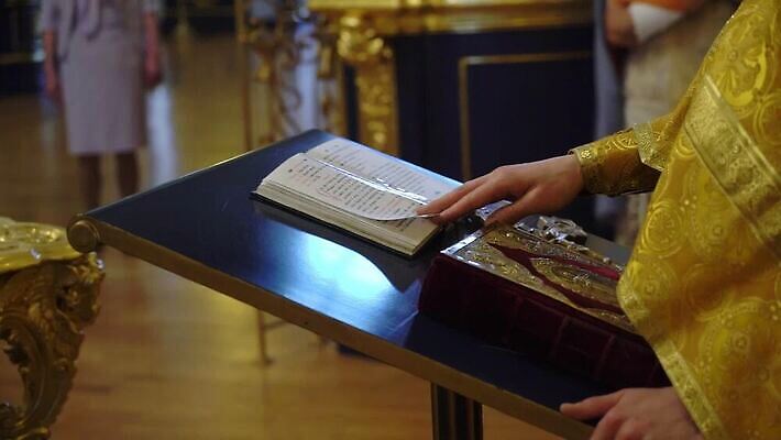 전통 손 기독교 종교 결혼 십자가 실내 사람 내부 책 교회 믿음 성경 기도 예수 의식 아빠 황금 성자 성직자 심볼 연습 묘사 서비스 신성 덩어리 교황 성찬식 성체 신앙심 MOV 해외동영상 클립영상 감정 종교용품 가족 종교건축 이벤트 건물 신체부위 신_종교 동영상 파일형식