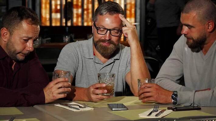 남자 감정 음료 스트레스 피곤 성인 세명 친구 식당 우정 슬픔 마시기 알코올 바 비즈니스맨 클래식 클럽 격려 알코올중독 우울증 위기 위스키 지원 채팅 코냑 헬프 유흥 4K MOV 해외동영상 클립영상 컨셉 비즈니스 관계 모션 주류 사람 상점 와인 도움 직장인 질병 동영상 중독 파일형식