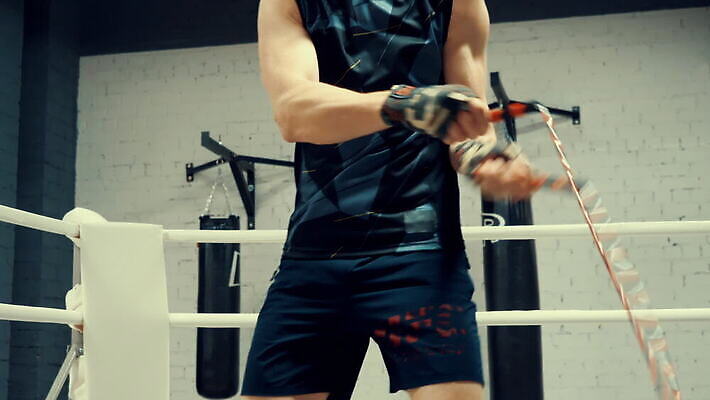 백인 직업 남자 밧줄 스포츠 십자가 신체 발 근육 바닥 건강 한명 성인 운동복 운동 점프 힘 권투 도전 매트 흰색 자신감 날씬함 집중 연습 클럽 준비 체육관 싸움 부드러움 운동가 챔피언 킥복싱 MOV 해외동영상 클립영상 서양인 1 옷 감정 줄 컬러 컨셉 모션 사람 신체부위 격투기 감각 몸매 동영상 파일형식