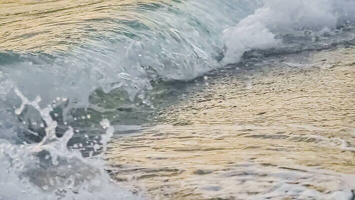 디자인 모래 파도 바다 컬러 여행 백그라운드 패턴 자연 벽지 표면 추상 휴가 휴식 풍경 사람없음 야외 물 여름 빛 모래사장 햇빛 일몰 거품 젖음 투명 액체 서핑 닫기 떨어짐 질감 내추럴 MOV 해외동영상 클립영상 자연요소 계절 컨셉 무늬 모션 태양 노을 수상스포츠 생태계 동영상 파일형식