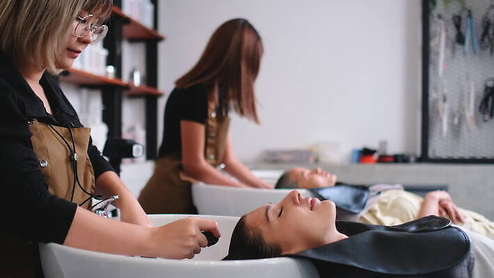 백인 직업 라이프스타일 헤어스타일 여자 얼굴 비즈니스 장신구 휴식 노동자 건강 여러명 물 머리 상점 스파 업무 고급 빨래 미용사 이발 고객 서비스 시작 준비 샴푸 단계 이발소 돌봄 린스 스타일리스트 이발사 스타일 4K MOV 해외동영상 클립영상 자연요소 서양인 다수 컨셉 가사 모션 사람 생활 신체부위 위생용품 작업 뷰티샵 동영상 파일형식