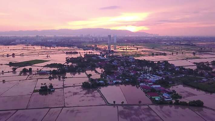 구름 전통 아시아 여행 백그라운드 패턴 농업 오렌지 자연 하늘 주택 안테나 동양인 풍경 초원 사람없음 야외 빨간색 물 여름 농장 마을 일몰 시골 저녁 유기농 내추럴 논밭 수평선 4K MOV 해외동영상 클립영상 자연요소 웰빙 계절 나라 산업 컬러 무늬 밭 과일 통신 논 인종 건물 노을 야간 생태계 동영상 파일형식