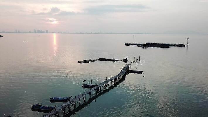 전통 바다 여행 백그라운드 오렌지 자연 낚시 휴가 휴식 풍경 사람없음 야외 목재 물 여름 빛 태양 반사 일출 항구 보트 방파제 상승 낚시꾼 말레이시아 수평선 4K 페낭 MOV 해외동영상 클립영상 자연요소 나무 계절 공공시설 아시아 컨셉 배_교통 과일 재료 교통시설 레저 노을 생태계 동영상 파일형식