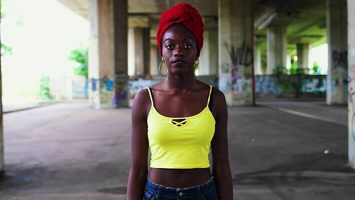 라이프스타일 응시 여자 도로 청소년 야외 두명 10대 빨간색 고가도로 고속도로 그래피티 정상 터번 4K MOV 해외동영상 클립영상 시선 길 컬러 교통시설 사람 생활 낙서 그림 머리장식 동영상 파일형식