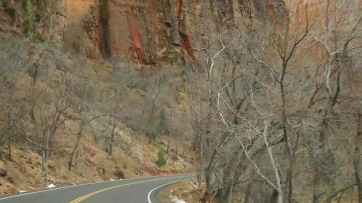 여행 겨울 자동차 산 국립공원 사람없음 빨간색 갈색 노란색 골짜기 미국 운전 고속도로 황무지 분위기 떨어짐 탈출 산등성이 지역 애리조나 루트 방법 벌거벗은 시온산 자동 지질학 수평선 1인칭시점 4K MP4 해외동영상 클립영상 시선 계절 공원 교육 도로 육상교통 컬러 컨셉 북아메리카 모션 자연 동영상 파일형식