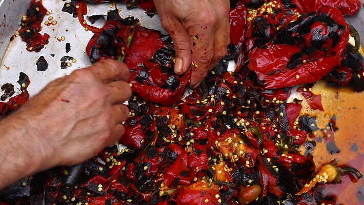 전통 음식 채소 피망 파프리카 관리 요리 사람없음 빨간색 식사 신선 작업 칼 그릴 청소 굽기 유기농 만들기 4K MOV 해외동영상 클립영상 웰빙 컬러 모션 주방용품 구이 동영상 파일형식