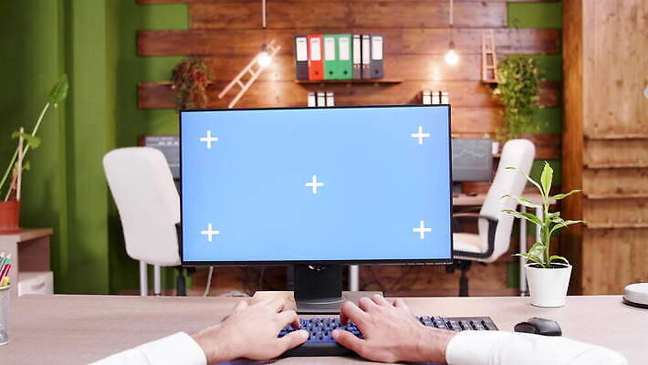 직업 라이프스타일 손 백그라운드 인터넷 비즈니스 통신 손가락 주택 직장 관리 사람없음 초록색 노트북 컴퓨터 사무실 스크린 모니터 웹 터치 타이핑 키보드 업무 작업실 미끄럼틀 책상 검색 온라인 거짓 프리랜서 1인칭시점 카피스페이스 4K MOV 해외동영상 클립영상 시선 컬러 가구 회사 건물 생활 신체부위 전자제품 공백 작업 놀이기구 동영상 파일형식