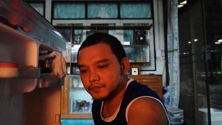 1 라이프스타일 남자 음료 태국 유리 선반 주택 맥주 주류 실내 한명 사람 성인 가로 초록색 주방 얼음 기계 추위 마시기 알코올 신선 잡기 바 오픈 액체 시원함 상쾌 냉장고 중독 냉각기 냉동고 해로움 MOV 해외동영상 클립영상 자연요소 감정 아시아 컬러 가구 컨셉 모션 재질 내부 건물 생활 가전제품 동영상 파일형식