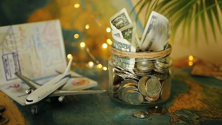 해외 여행 백그라운드 컨셉 지도 돈 교통시설 휴가 설계 항해 사람없음 금융 상자 세계 우주 달러 동전 꿈 저금통 항아리 공항 수집 심볼 항공 문서 여권 대패 루트 블러 예산 정물화 이민 MOV 해외동영상 클립영상 교통 이동 배_교통 경제 저축 도자기 재산 시설 그림 동영상 파일형식