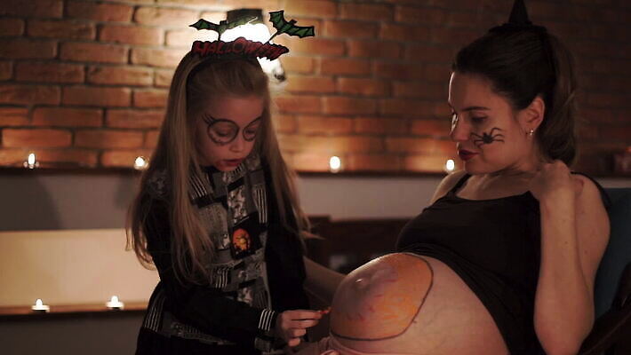 전통 라이프스타일 계절 여자 어린이 음식 2 신체 오렌지 가족 호박 주택 실내 사람 두명 노란색 파티 페인트 임산부 임신 할로윈 등불 아기 대접 예측 무서움 심볼 10월 돌봄 잭오랜턴 호러 MOV 해외동영상 클립영상 감정 컬러 컨셉 채소 과일 관계 모션 조명 이벤트 내부 건물 생활 날짜 공포 동영상 파일형식