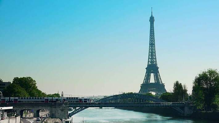 유럽 여행 건축양식 교통시설 하늘 휴가 풍경 사람없음 건물 파란색 강 금속 기차 프랑스 가을 도시 역사 전철 역 연결 철 심볼 아치 지하 스카이라인 일반 프랑스어 랜드마크 수도권 철강 파리(프랑스) 4K MP4 해외동영상 클립영상 문자 건축물 계절 건축 나라 육상교통 컬러 교통 재질 대중교통 시설 지역 동영상 파일형식