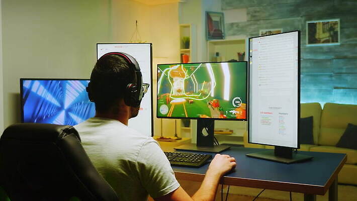 백인 직업 인터넷 놀이 주택 사람 컴퓨터 스크린 헤드폰 흐름 분노 게임 개울 발사 집중 마이크 전자 슛 사수 온라인 찬성 게이머 플레이어 생존 크리에이터 4K MOV 해외동영상 클립영상 서양인 감정 음향기기 컨셉 건물 전자제품 강 동영상 파일형식 1인미디어