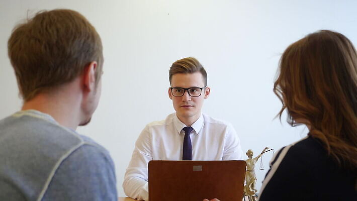 직업 커플 결혼 컨셉 비즈니스 남편 미래 설계 3 대화 설명 사람 앉기 세명 금융 사무실 거래 정보 아내 작업 도움 재산 계획 상담원 토론 중개인 고객 계약 서비스 컨설턴트 상담 문서 투자 법 보험 변호사 이혼 조언 MOV 해외동영상 클립영상 관계 모션 말하기 이벤트 경제 사무원 전문직 동영상 파일형식