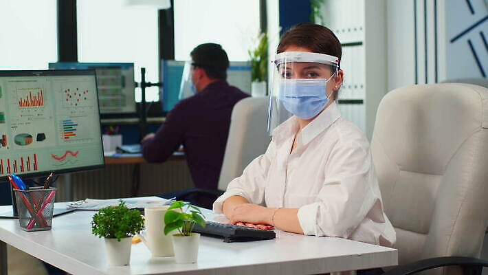 직업 응시 인터넷 회사 비즈니스 사업가 통신 통계 노동자 직장 건강 대화 가면 마스크 안전 사람없음 금융 경제 컴퓨터 사무실 카메라 업무 작업 비즈니스맨 바이러스 보호 종업원 분석 동료 측정 경영자 예방 돌봄 분석가 전염병 코로나바이러스 사회적거리두기 뉴노멀 4K MOV 해외동영상 클립영상 시선 남자 캠페인 컨셉 관계 모션 말하기 전자제품 직장인 질병 리더 동영상 파일형식