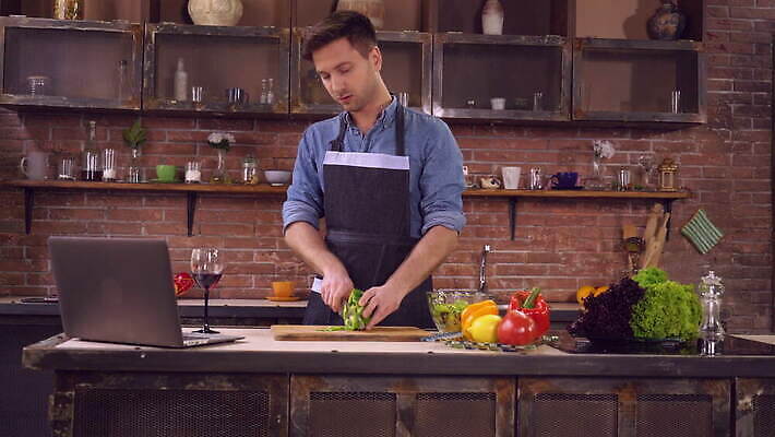 기념일 남자 행복 인터넷 다이어트 채소 가족 관계 유리 탁자 남편 아파트 주택 기념 발렌타인데이 건강 사랑 요리 한명 미소 성인 내부 노트북 컴퓨터 주방 스크린 와인 저녁식사 앞치마 놀람 샐러드 낭만 마시기 날짜 플랫 칼 저녁 자르기 와이파이 레시피 혼자 4K MOV 해외동영상 클립영상 1 감정 음식 가구 컨셉 모션 데이이벤트 재질 주류 표정 사람 이벤트 건물 전자제품 식사 야간 무선인터넷 동영상 파일형식