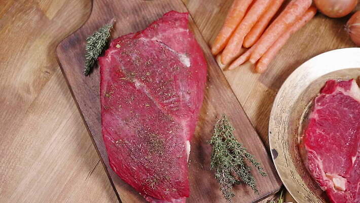 동물 접시 잡화 음식 조각 백그라운드 다이어트 채소 양파 건강 마늘 육류 돼지고기 스테이크 요리 비프스테이크 사람없음 빨간색 주방 식당 식사 당근 소고기 신선 혈액 그릴 바비큐 자르기 날것 슬라이스 후추 로즈메리 내추럴 단백질 식용 4K MOV 해외동영상 클립영상 식기 컬러 식재료 모션 주방용품 뿌리채소 서양음식 상점 허브 향신료 동영상 영양소 파일형식