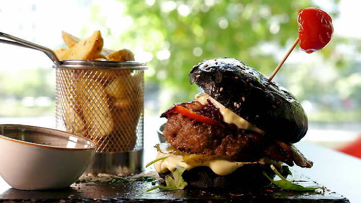 백인 접시 손 음식 백그라운드 토마토 탁자 치즈 감자 패스트푸드 샌드위치 육류 요리 목재 파티 식당 검은색 식사 저녁식사 샐러드 소고기 튀김 햄버거 신선 바 맛 그릴 폐기물 상추 배고픔 속도 유기농 프랑스어 점심식사 번 치즈버거 해로움 4K MOV 해외동영상 클립영상 서양인 나무 문자 식기 웰빙 빵 컬러 가구 컨셉 채소 식재료 재료 주방용품 유제품 이벤트 신체부위 상점 인스턴트 쓰레기 동영상 파일형식