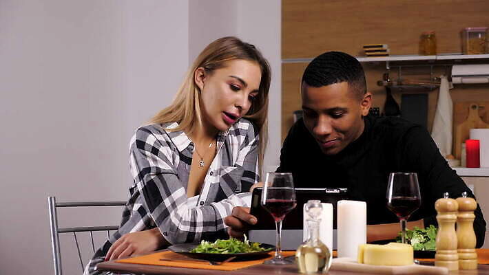 백인 라이프스타일 커플 여자 음료 음식 와인잔 촛불 가족 관계 유리 결혼식 남편 함께함 발렌타인데이 건강 사랑 앉기 컴퓨터 알약 디지털 주방 와인 검은색 저녁식사 낭만 흰색 아내 날짜 스마트 준비 나눔 섞기 4K MOV 해외동영상 클립영상 레이스천 서양인 감정 컬러 결혼 컨셉 술잔 초 모션 데이이벤트 재질 주류 사람 생활 전자제품 약 식사 직물 동영상 파일형식