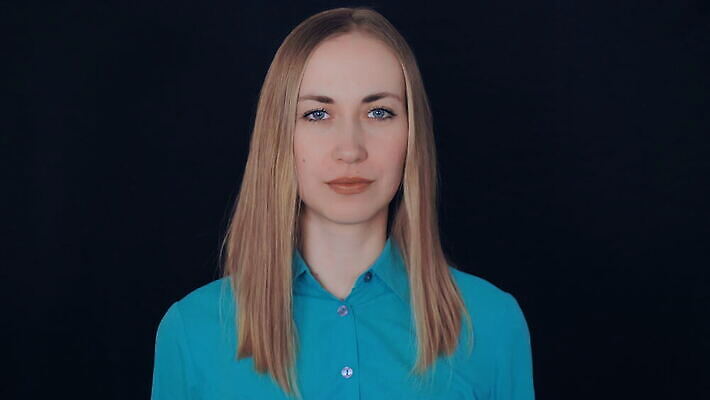 긴머리 손 응시 여자 행복 감정 포즈 백그라운드 셔츠 비즈니스 사업가 손가락 실내 한명 미소 사람 20대 컬러풀 금발 뷰티 검은색 우승 비즈니스우먼 사인 보여주기 재택근무 승자 터키석 필승 성인여자만 밀레니얼 4K MOV 해외동영상 클립영상 직업 1 헤어스타일 시선 컬러 상의 모션 표정 청년 내부 신체부위 경제 최고 직장인 보석 동영상 여자만 성인만 파일형식