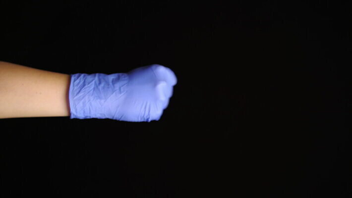 손 여자 장갑 백그라운드 손가락 성공 건강 안전 손짓 약 힘 주먹 의사 수술 실험실 보호 심볼 사인 싱글 신호 팔 반대 외과 혁명 고립 돌봄 라텍스 연대 위생관리 지원 항의 코로나바이러스 4K MOV 해외동영상 클립영상 잡화 컨셉 의학 모션 병원 실험 관리 사람 신체부위 치료 의료진 바이러스 동영상 파일형식