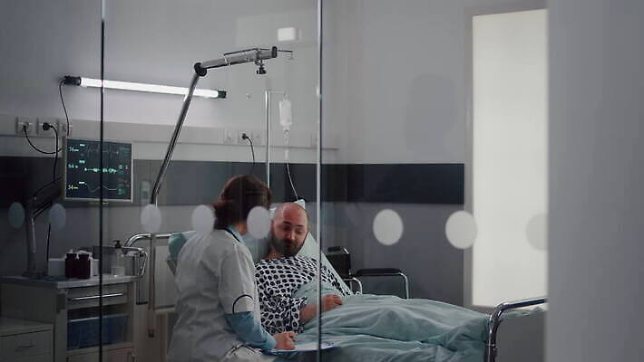 얼굴 흑인 가방 노동자 건강 병원 가면 마스크 안전 치료 약 건강관리 검은색 방 고통 흐름 환자 간호사 의사 침대 업무 질병 약국 확인 처방 감시 외과 병실 치유 4K MOV 해외동영상 클립영상 서양인 직업 잡화 감정 컬러 가구 컨셉 의학 관리 신체부위 의료진 작업 동영상 파일형식