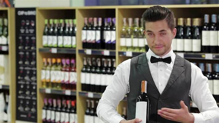 직업 1 응시 남자 음료 셔츠 넥타이 선반 주류 한명 정장 턱시도 성인 상점 식당 와인 시험 가리킴 알코올 잡기 사회 고급 우아함 웨이터 서비스 활 옷입기 서빙 예복 양조 양조장 MP4 해외동영상 클립영상 시선 잡화 옷 교육 가구 컨셉 상의 모션 사람 손짓 동영상 공동체 파일형식