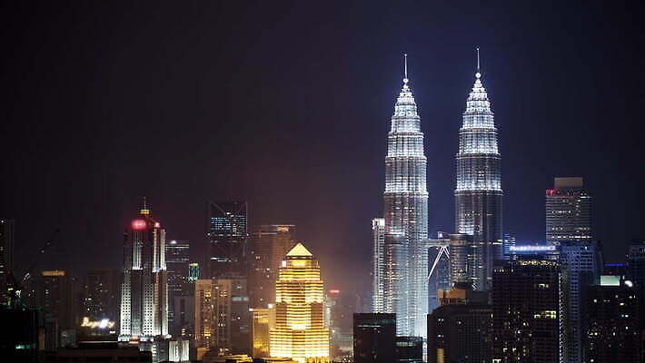 아시아 건축양식 사람없음 건물 도시풍경 탑 고층빌딩 도시 야간 쌍둥이 야광 빛망울 말레이시아 4K 타임랩스 MOV 해외동영상 클립영상 자연요소 건축물 건축 나라 가족 촬영기법 풍경 빌딩 빛 동영상 파일형식