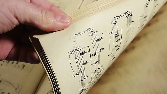 디자인 종이 줄 음악 백그라운드 음표 노래 놀이 열쇠 미술 사람없음 목재 갈색 검은색 쪽지 화목 소리 콘서트 공연 음악가 수확 골동품 흰색 기구 클래식 심볼 복고 페이지 점수 시트 오케스트라 교향곡 구성 멜로디 뮤지컬 옛날 작곡가 스타일 MOV 해외동영상 클립영상 나무 직업 기호 컬러 컨셉 농업 재료 문화예술 이벤트 악단 동영상 파일형식