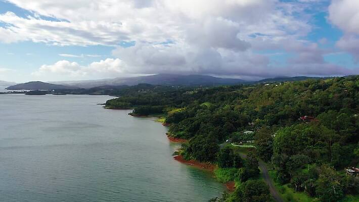 도로 호수 자동차 자연 산 안테나 사람없음 야외 초록색 물 미국 황무지 중앙아메리카 숲 열대우림 동영상 내추럴 항공촬영 드론 랜드마크 코스타리카 4K MOV 해외동영상 클립영상 자연요소 길 육상교통 뷰포인트 컬러 북아메리카 통신 교통시설 아메리카 생태계 파일형식