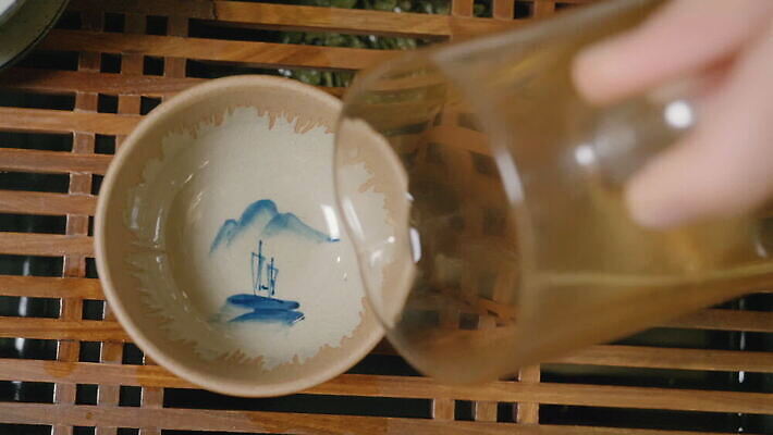 전통 문화 음료 선 유리 탁자 휴식 건강 동양인 사람없음 목재 컵 초록색 뷰티 일본 중국 수확 뜨거움 도자기 사발 의식 붓기 맛 찻잔 녹차 서비스 냄새 아로마 머리위 점토 동쪽 주인 유리주전자 우롱차 전국 투입 핸드메이드 MOV 해외동영상 클립영상 나무 식기 아시아 컬러 가구 컨셉 농업 재료 모션 재질 주전자 잔 인종 차_음료 사기그릇 방향 동영상 파일형식