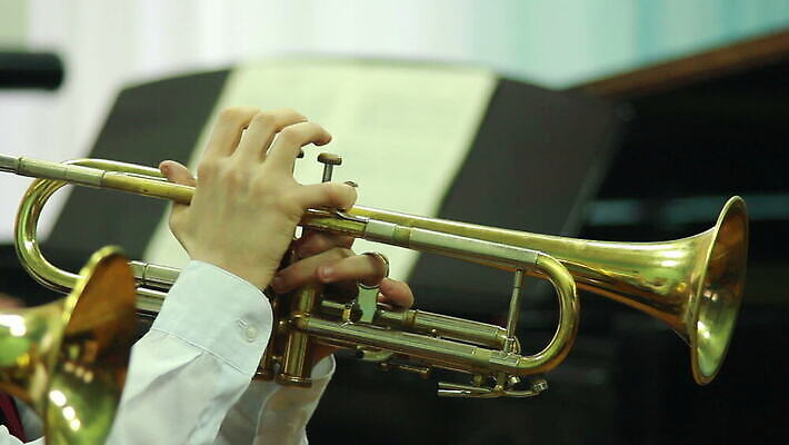 직업 손 줄 악기 음악 놀이 바람 뿔 실내 미술 취미 사람없음 금속 축제 소리 콘서트 장비 기구 클래식 낙서 색소폰 스케치 바이올린 드럼 예술가 오디오 트럼펫 튜브 재즈 오케스트라 교향곡 놋쇠 멜로디 뮤지컬 플레이어 MOV 해외동영상 클립영상 자연요소 컨셉 재질 현악기 날씨 문화예술 타악기 내부 신체부위 전자제품 공연 악단 목관악기 금관악기 동영상 파일형식