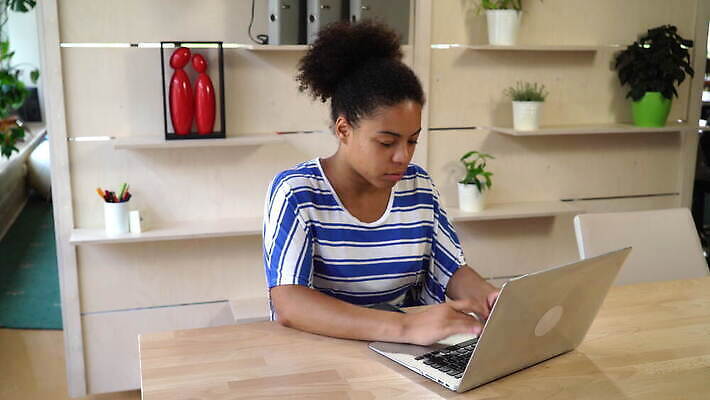 직업 여자 포즈 비즈니스 노동자 실내 한명 미소 사람 앉기 성인 내부 노트북 컴퓨터 사무실 평화 디지털 검은색 웹 타이핑 업무 작업 비즈니스우먼 종업원 책상 검색 경영자 온라인 주인 책임자 내추럴 중소기업 4K MOV 해외동영상 클립영상 1 컬러 가구 컨셉 인터넷 회사 모션 표정 전자제품 직장인 리더 동영상 파일형식