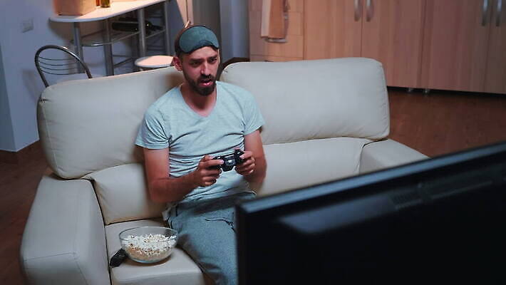 백인 1 라이프스타일 응시 스포츠 놀이 휴식 주택 사람 앉기 성인 소파 주방 축구 텔레비전 경쟁 방 분노 게임 잡기 좌절 저녁 패배 조이스틱 멀리 동영상 중독 게이머 관리자 분실 심각 플레이어 4K MOV 해외동영상 클립영상 서양인 시선 감정 컨셉 의자 모션 건물 생활 전자제품 구기 야간 게임기 파일형식