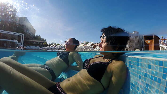 라이프스타일 웰빙 커플 여자 행복 여행 휴가 휴식 수영장 건강 아이슬란드 사랑 미소 사람 사람없음 야외 물 파란색 여행객 수중 스파 목욕 봄 낭만 신혼여행 뜨거움 수증기 당구 피부 빙하 화산 동영상 석호 돌봄 4K MOV 해외동영상 클립영상 자연요소 계절 감정 유럽 컬러 결혼 컨셉 관계 모션 산 표정 생활 신체부위 구기 청결 파일형식