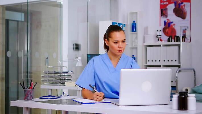 백인 직업 응시 행복 백그라운드 유니폼 인터넷 노동자 직장 건강 병원 미소 사람 앉기 파란색 노트북 컴퓨터 사무실 약 간호사 의사 타이핑 기록 업무 작업 자신감 스마트 책상 확인 돌봄 서류판 4K MOV 해외동영상 클립영상 서양인 시선 옷 감정 컬러 가구 컨셉 회사 비즈니스 의학 모션 표정 전자제품 사무용품 의료진 동영상 파일형식