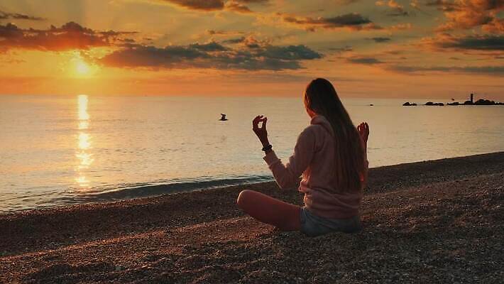 라이프스타일 선 스포츠 바다 신체 요가 자연 하늘 아침 휴식 건강 한명 야외 뒷모습 물 태양 평화 일출 일몰 저녁 연습 명상 4K MOV 해외동영상 클립영상 주간 자연요소 1 웰빙 뷰포인트 컨셉 사람 생활 노을 야간 생태계 동영상 파일형식