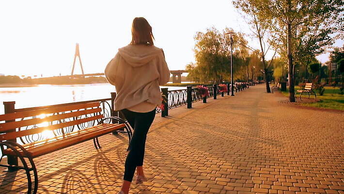 백인 1 라이프스타일 공원 여자 행복 스포츠 자연 성공 아침 건강 한명 미소 사람 풍경 성인 야외 운동복 강 금발 달리기 조깅 일출 일몰 봄 에너지 연습 MOV 해외동영상 슬로모션 클립영상 주간 서양인 헤어스타일 옷 계절 공공시설 감정 컨셉 모션 촬영기법 표정 생활 운동 노을 생태계 동영상 파일형식