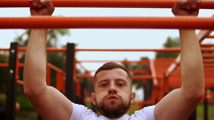 나무 남자 스포츠 티셔츠 신체 오렌지 수염 건강 한명 20대 야외 세로 초록색 30대 파란색 운동 흰색 당기기 닫기 호흡 몸무게 보디빌더 연습 리프팅 운동가 MOV 해외동영상 클립영상 식물 1 컬러 셔츠 과일 모션 사람 청년 장년 보디빌딩 동영상 파일형식