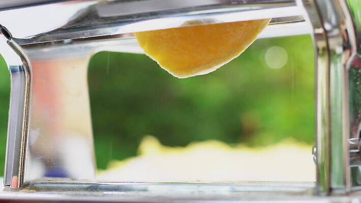 손 여자 줄 음식 빵 탁자 추상 주택 건조 파스타 건강 스파게티 관리 사람 사람없음 햇빛 노란색 기계 이탈리아 면 업무 수프 자르기 시리얼 국수 반죽 만들기 밀가루 라비올리 라자냐 마카로니 이스트 특별함 핸드메이드 토르텔리니 4K MOV 해외동영상 클립영상 유럽 컬러 가구 컨셉 무늬 모션 서양음식 건물 신체부위 태양 면류 작업 이탈리아음식 가루 동영상 파스타면 파일형식