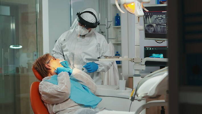 직업 얼굴 컨셉 엑스레이 치과 병원 작업복 말하기 가면 정장 사무실 약 장비 환자 의사 도구 램프 입 바이러스 치아 보호 보호장비 치과의사 방패 외과 위생관리 치아교정 코로나바이러스 뉴노멀 4K 구강학 MOV 해외동영상 클립영상 옷 비즈니스 의학 모션 조명 관리 신체부위 경제 의료진 소화기관 교정 동영상 파일형식