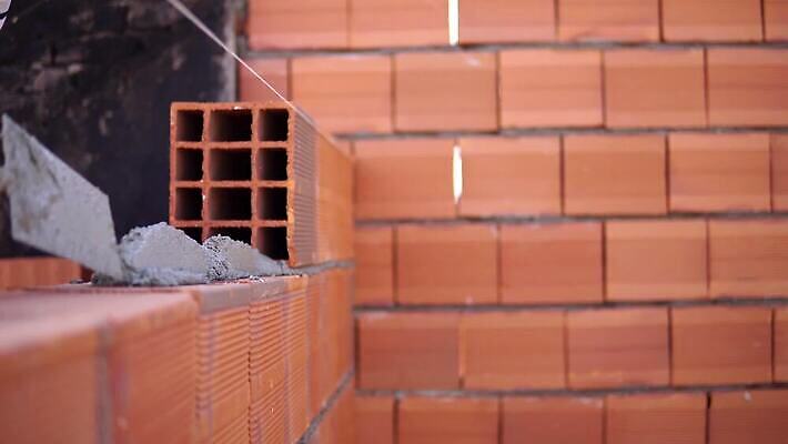직업 산업 벽 건축양식 벽돌 노동자 주택 사람없음 블록 장비 도구 작업 엔지니어 칼 수리 땅 모종삽 측정 시멘트 주걱 진흙 층 건축업자 공예가 미장 복원 석공 재주꾼 콘크리트 4K MP4 해외동영상 클립영상 건축 주방용품 건물 기술자 삽 동영상 파일형식